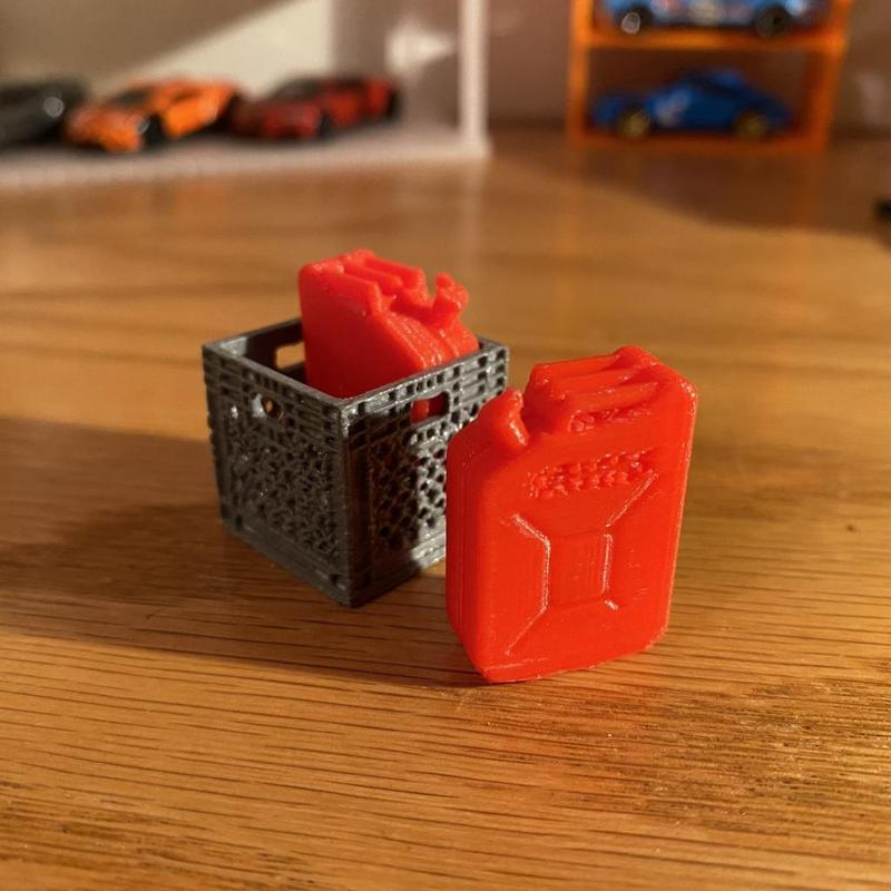 TRX4m jerrycans and transport crate