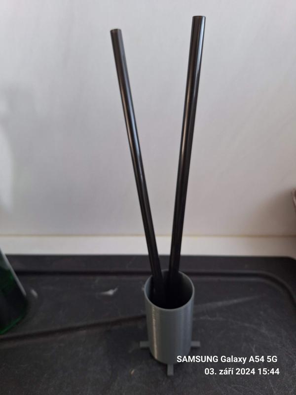 Odkapávač na brčka / Straw dripper