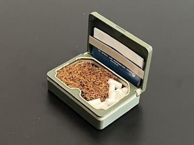 Tobacco box with magnets