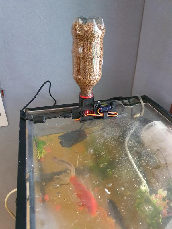 Automatic fish feeder with bottle hopper and SG90 Adapter