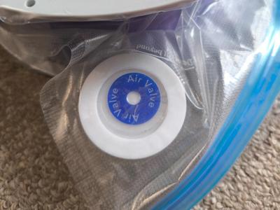 Slim valve helper for vacuum filament storage bags