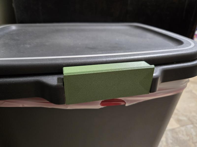 Hefty Touch Lid Latch