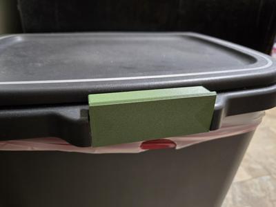 Hefty Touch Lid Latch