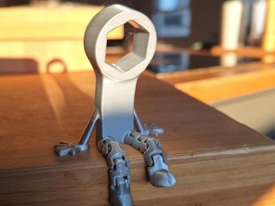 Articulated flexi round wrench with legs