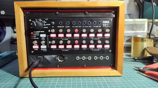 Otro marco adaptador para el Korg SQ-1 a eurorack.