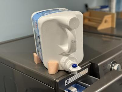 Laundry detergent magnetic retainer