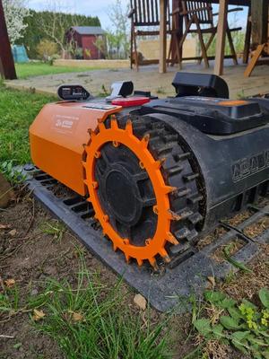 Worx Landroid wheel spikes for better grip   