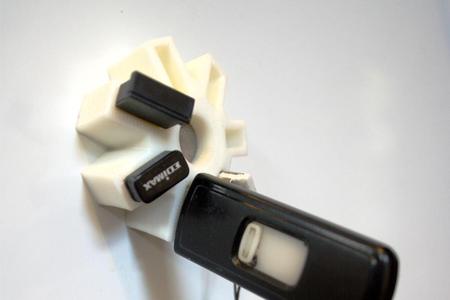USB thing holder with center hole for magnet