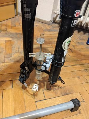 bleeding syringe support/holder