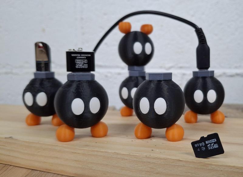 N64 BOB-OMB USB A, C, SD HOLDER/FIGURE