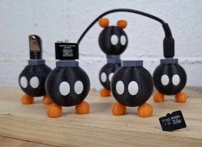 N64 BOB-OMB USB A, C, SD HOLDER/FIGURE