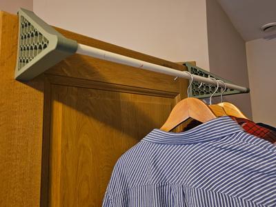 Clip-on door wardrobe/drying rack 