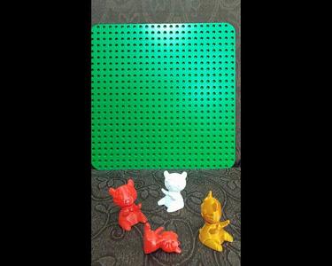 Maneki Neko cats. 招き猫. Articulated toys. Keychain. No supports