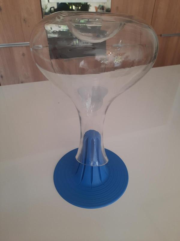 wine carafe drainer