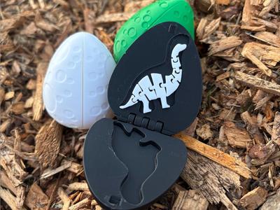Flexi Brontosaurus egg – snaps shut