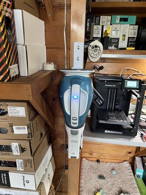 B&D dustbuster charging base wall holder and pressure plate to charge Dustbuster while on wall hanger