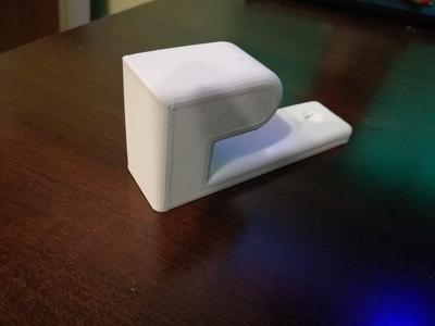 "Lamper" laundry basket wall hook