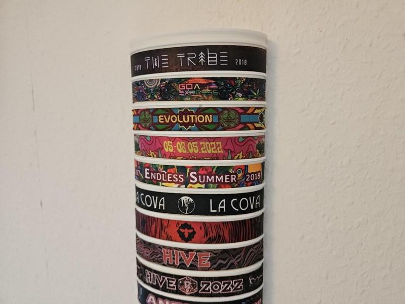 festival wristbands organizer