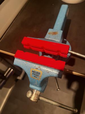 Parametric magnetic vice jaws - Anpassbare magnetische Schutzbacken für Schraubstöcke, Heuer front und andere