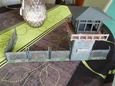 Guard / prison fence - 28 / 32 mm - The Walking dead