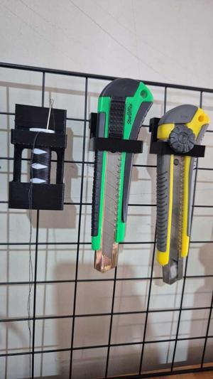 Tools holders at wire mesh mounter