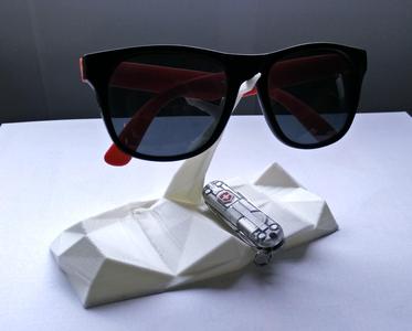 Low - poly glasses holder