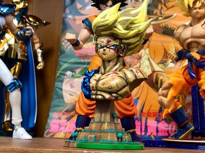 Super Saiyan Son Goku - Bust Statue   