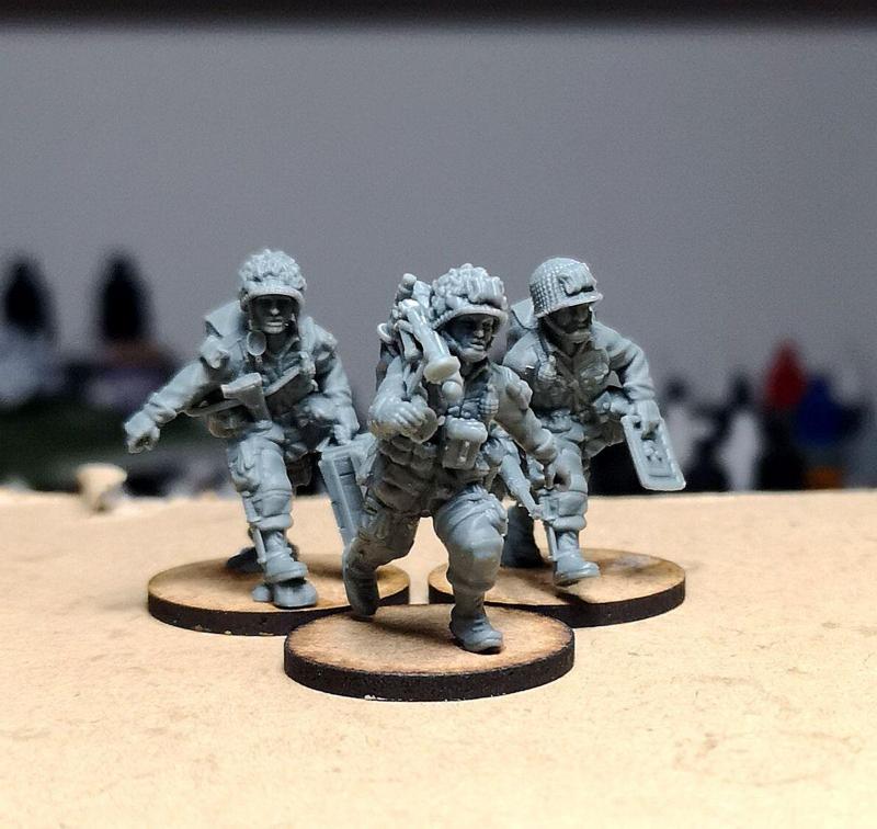 28mm US paratroopers, M2 Light Mortar and crew moving