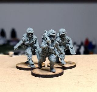 28mm US paratroopers, M2 Light Mortar and crew moving