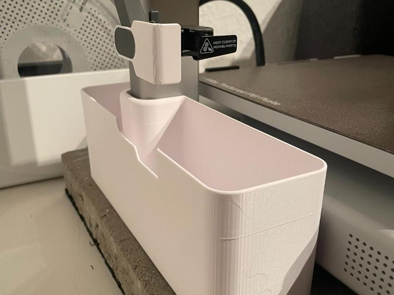 A1 slim poop tray with deflector