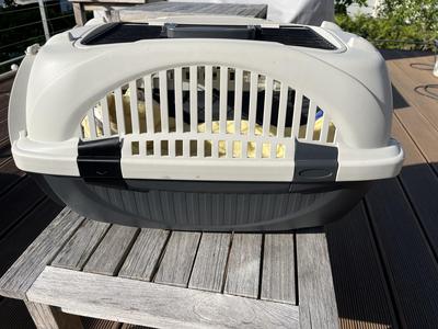 Buckles for cat transport basket