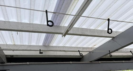 Clothesline clip for hangers