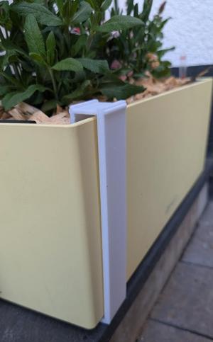 Lechuza flower box holder for windowsill
