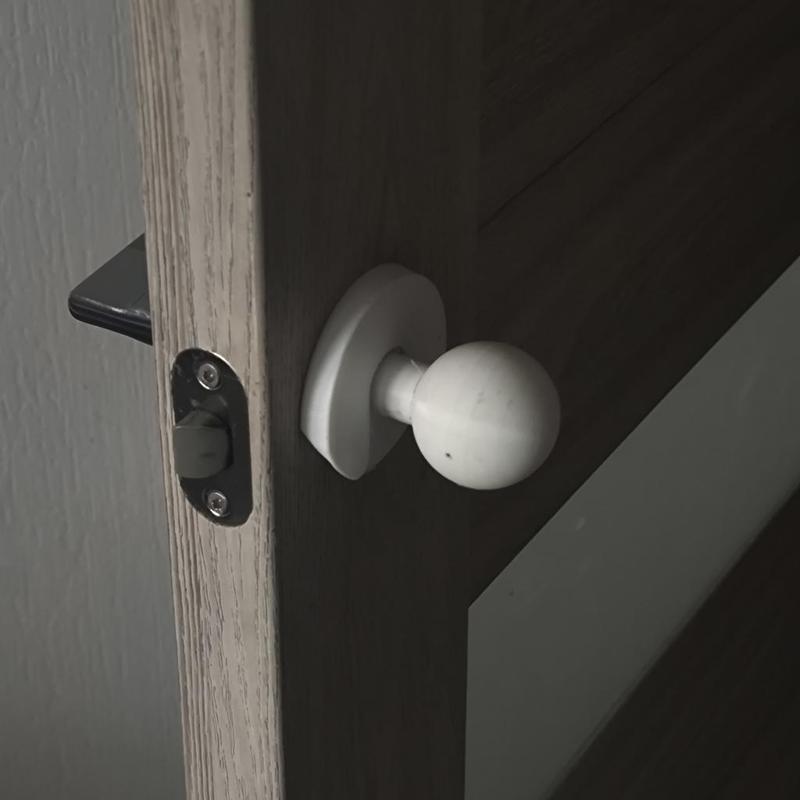 round door handle. Круглая дверная ручка.