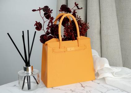 Luxe Handbag Vase – Where Fashion Meets Florals 