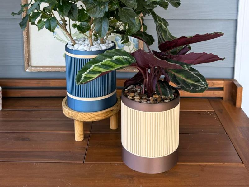 Ribbed Planter with self-watering insert