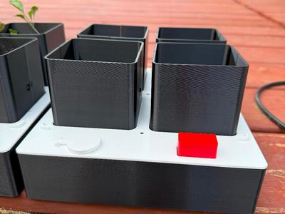 Wicking seedling tray with 4x 75mm planter cups