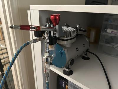 Holder for airbrushes with MAC valves