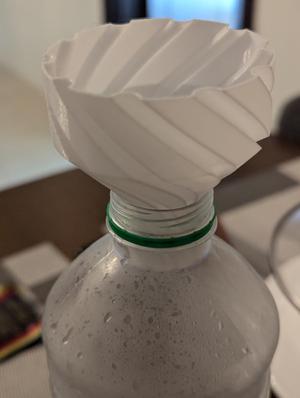 Funnel with air relieve hole, customisable (Remixed)