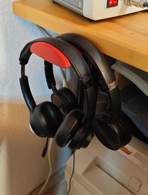 Metal-reinforced bracket for headphones