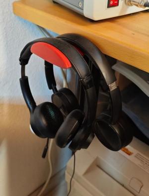 Metal-reinforced bracket for headphones