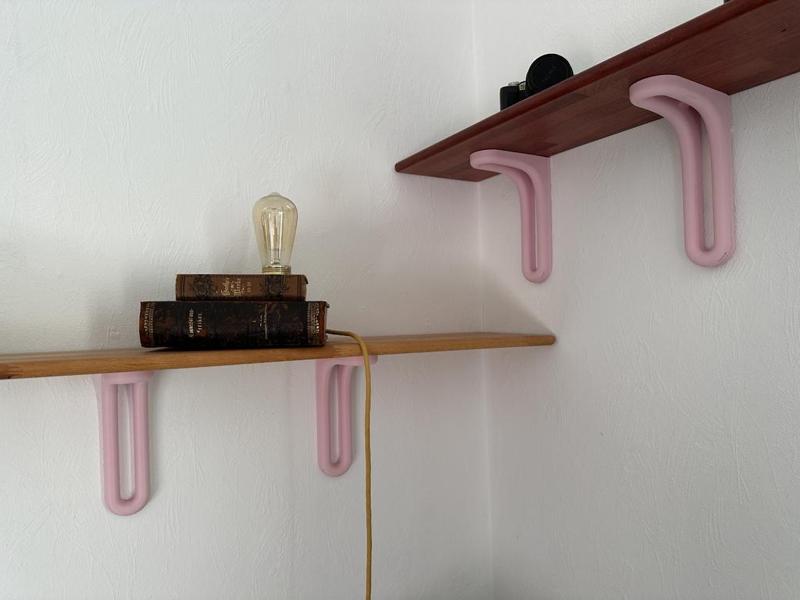 Shelf bracket with hidden screws