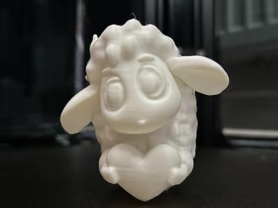 Ein süßes Schaf mit Herz