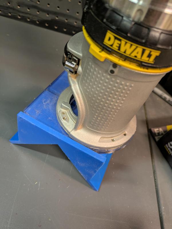 Spline jig for trim/palm router