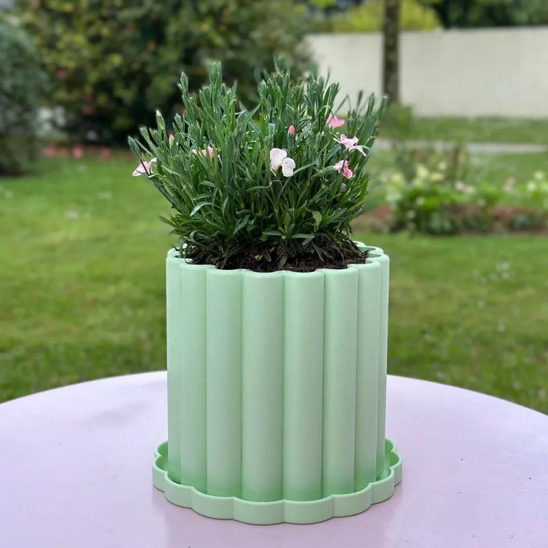 Outdoor Flower Pot with Saucer – Modern Design   