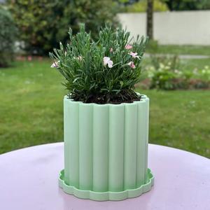 Outdoor Flower Pot with Saucer – Modern Design   