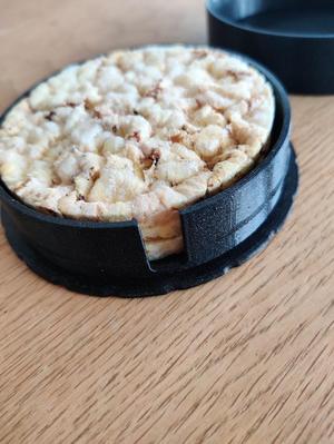 Circular storage container with screw-on lid