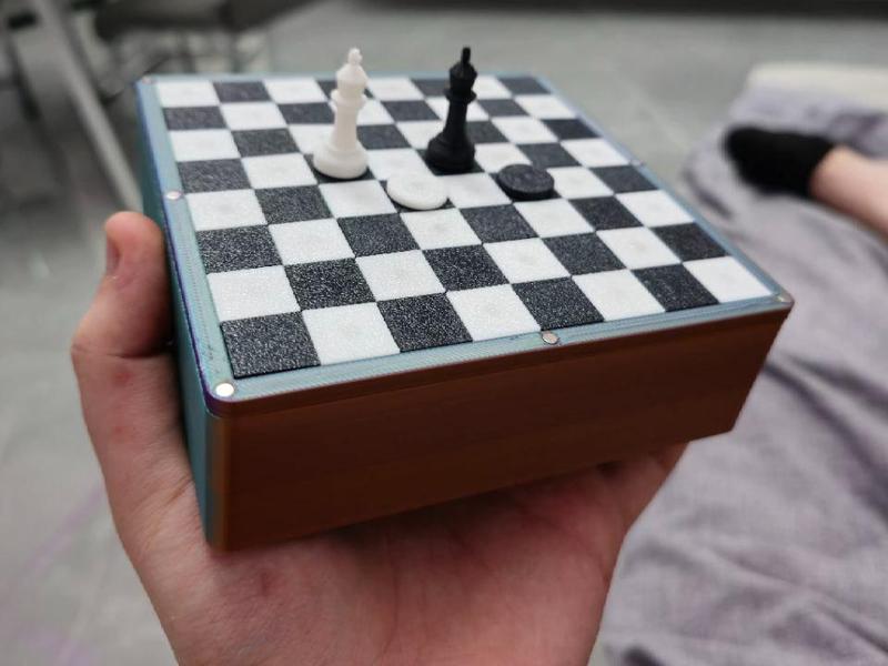 Compact magnetic chessboard 