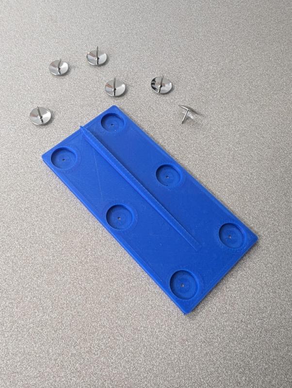 Low-Profile Cubicle Picture Hook