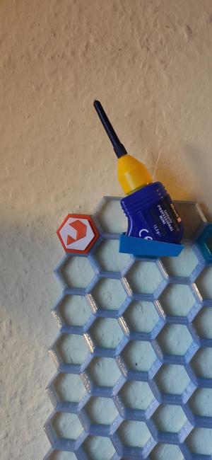 Revellholder for the honeycomb storage wall